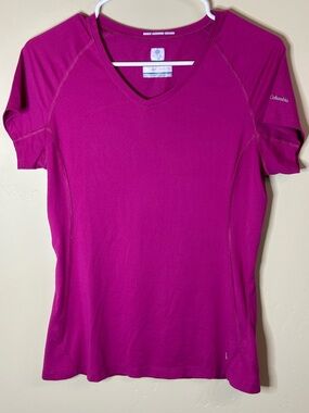Columbia Women’s MEDIUM Short Sleeve V-Neck Tee — Magenta P2P - 20”